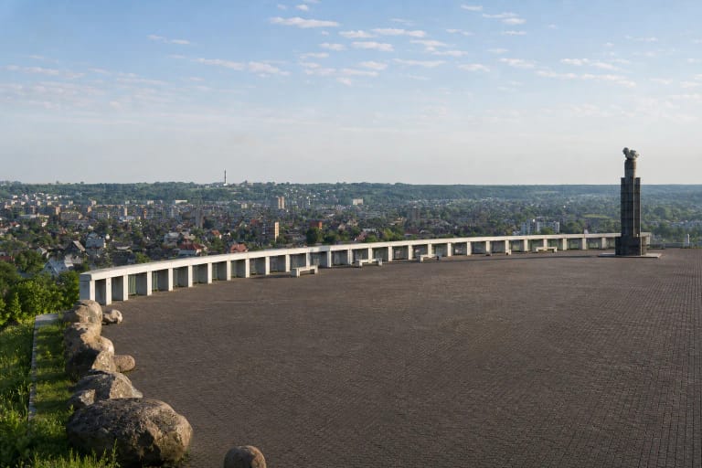 Plati Milikonių kalno apžvalgos terasa su obelisku „Perkūno žirgai“ ir Vilijampolės bei Kauno panorama