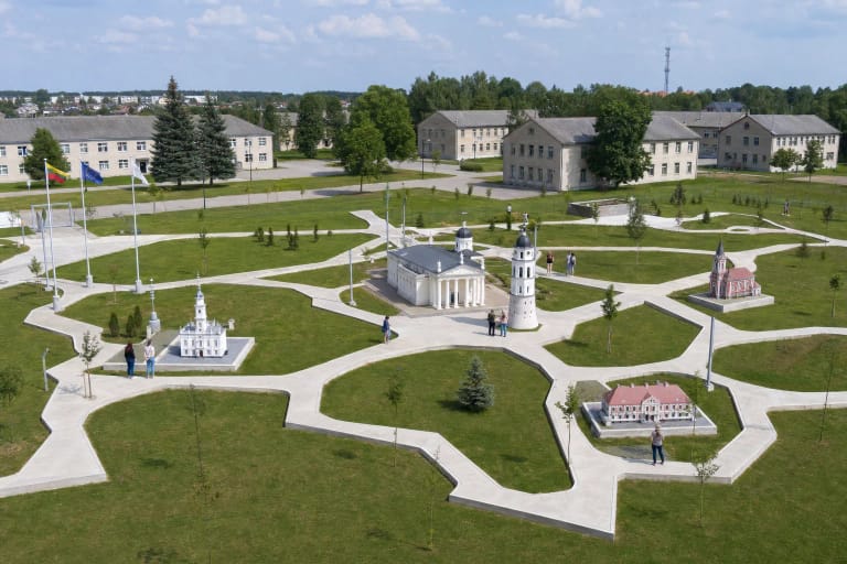 Ukmergės parko „Mini Lietuva“ balti takai, sudarantys Lietuvos kontūrą, ir ant postamentų išdėstytos architektūros miniatiūros