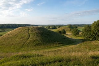 Molavėnų piliakalnių žolėtos kalvos Raseinių rajono slėnio kraštovaizdyje