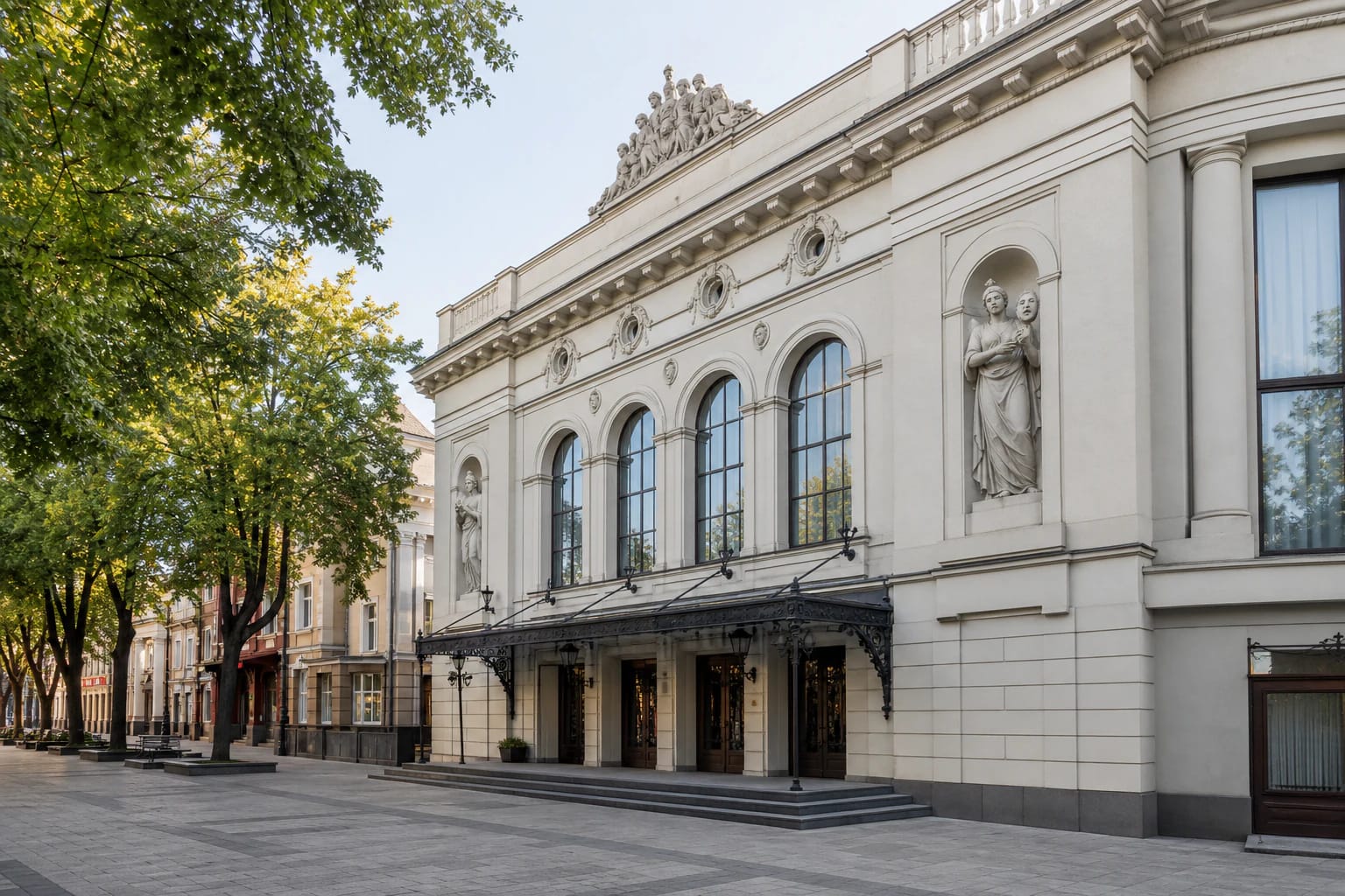 Nacionalinio Kauno dramos teatro pastatas Laisvės alėjoje su skulptūromis fasade