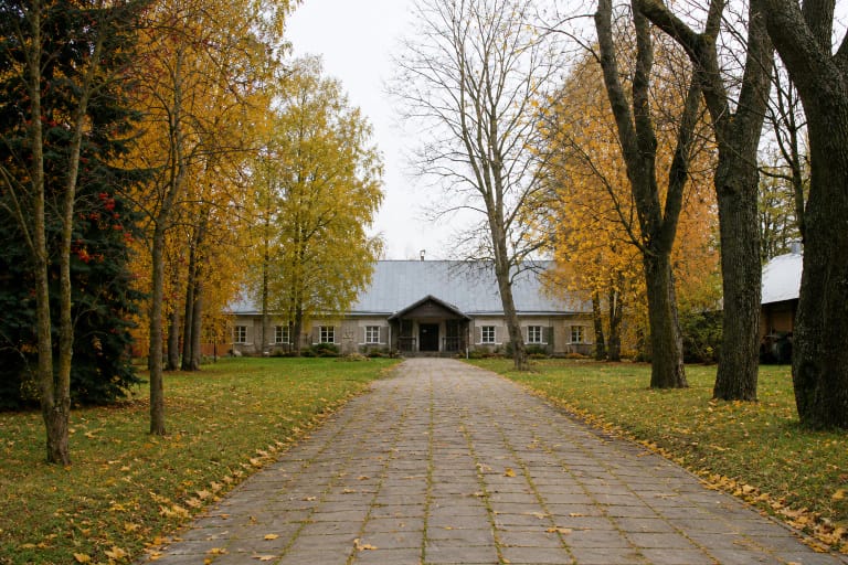 Naisių dvaro rūmai ir išlikusios sodybos pastatai rudeniškame parke