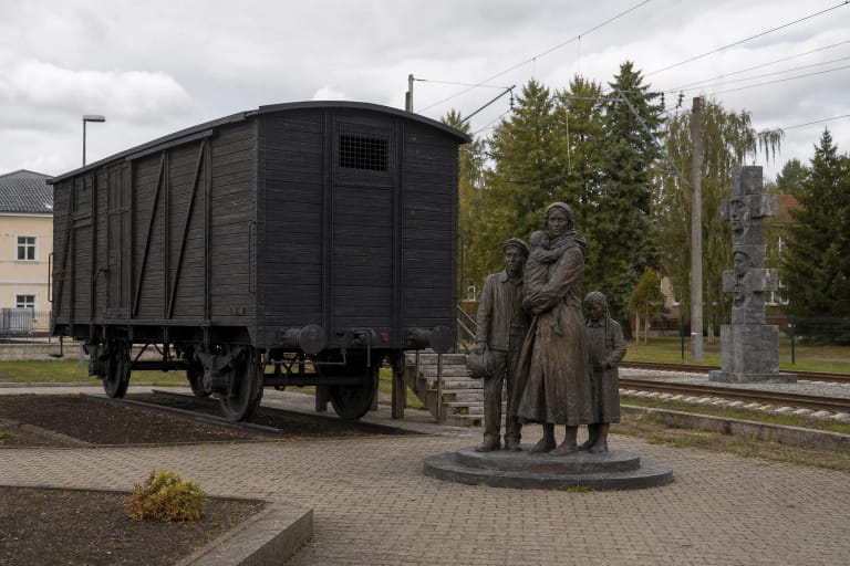 Naujosios Vilnios tremtinių memorialo vagonas ir skulptūra prie geležinkelio stoties Vilniuje