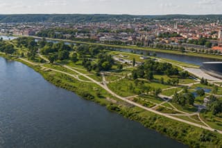 Парк на острове Немана в Каунасе с берегами реки, светлыми дорожками, спортивными площадками и панорамой города