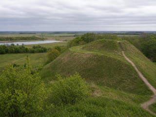 Opstainių (Vilkyškių) piliakalnio žalias šlaitas ir takas Rambyno regioninio parko kraštovaizdyje