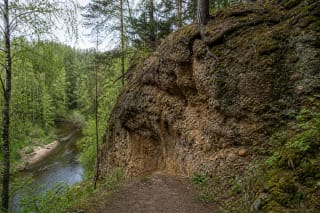 Ožkų pečiaus konglomerato atodanga Verknės slėnio šlaite prie vandens