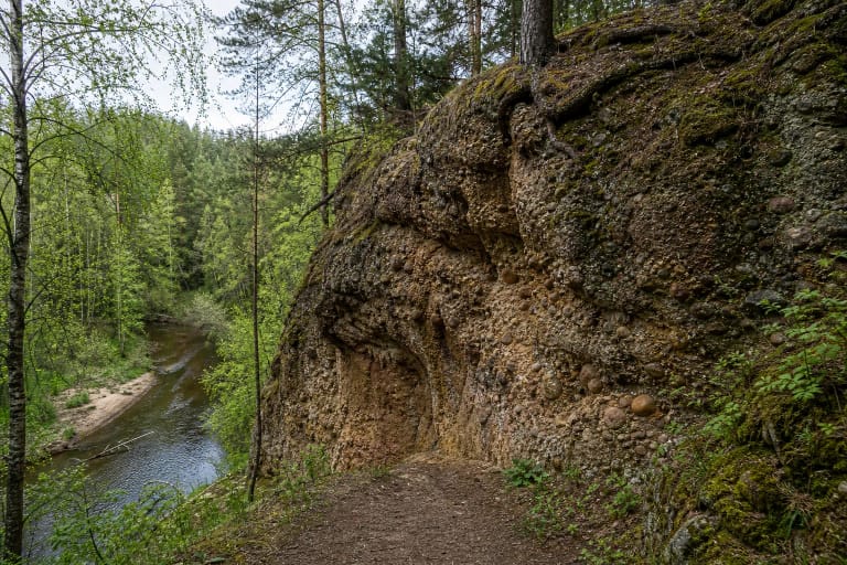 Ožkų pečiaus konglomerato atodanga Verknės slėnio šlaite prie vandens