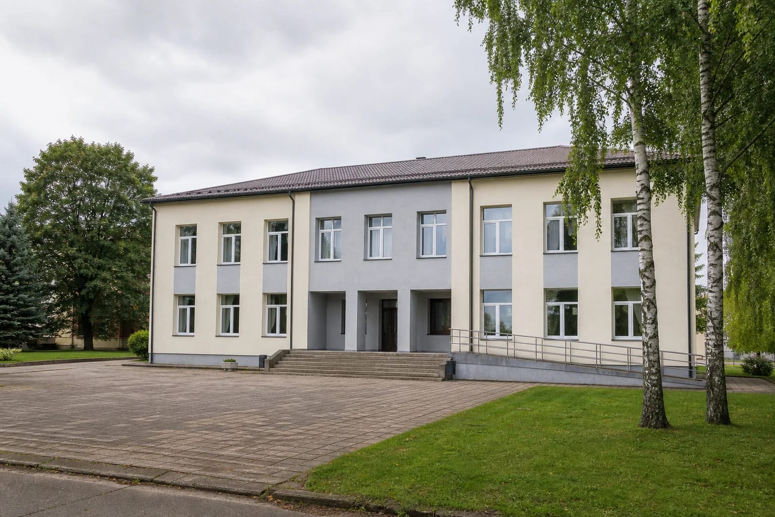 Pagėgių kultūros centro viešo pastato fasadas ir įėjimas Jaunimo gatvėje