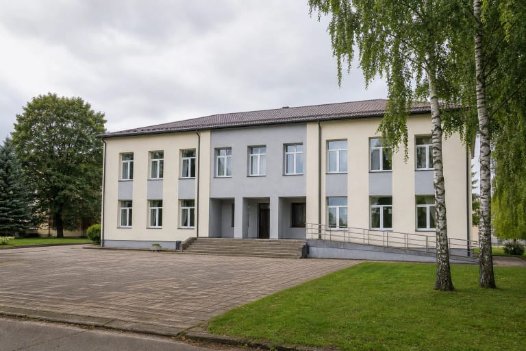 Pagėgių kultūros centro viešo pastato fasadas ir įėjimas Jaunimo gatvėje