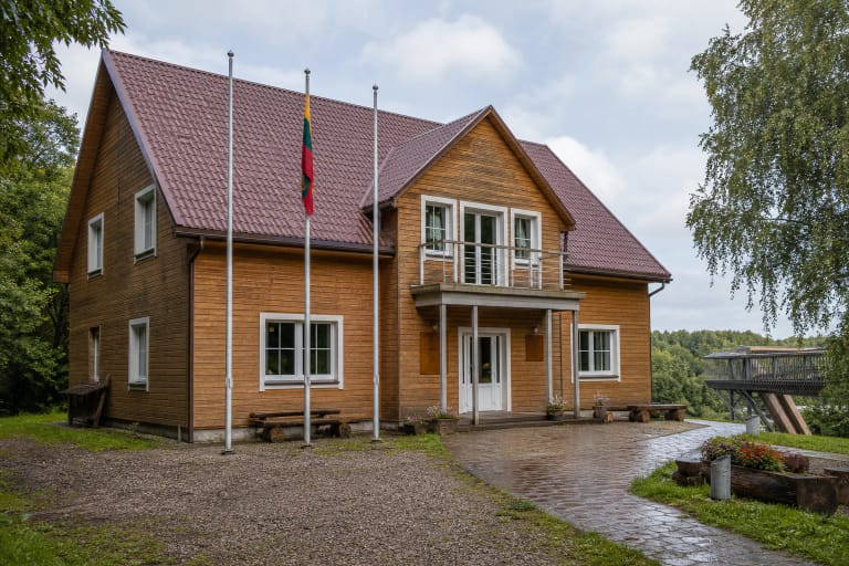 Medinis Pagramančio regioninio parko lankytojų centro pastatas Ringių kaime ir dalis Akmenos bei Jūros santakos regyklos