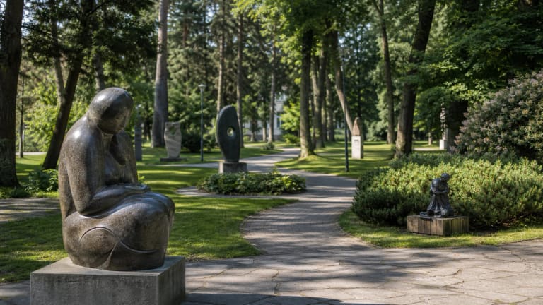Palangos skulptūrų parkas su moderniomis skulptūromis, takais ir žalia miesto aplinka