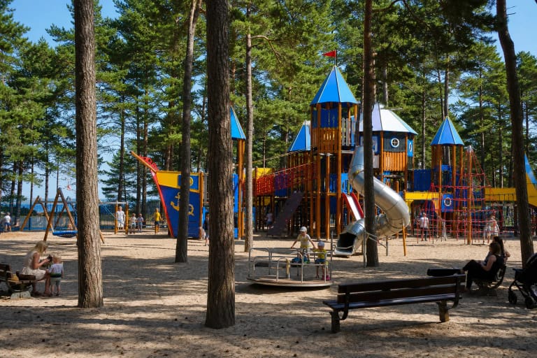 Spalvingos jūrinės tematikos laipynės ir čiuožyklos smėlyje tarp Palangos pušų