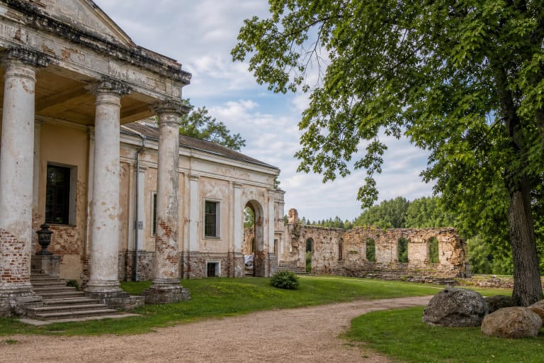 Palėvenė Komarai Manor buildings and dolomite columns near the Lėvuo River