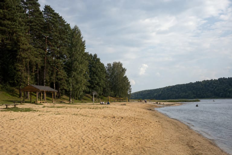 Smėlėta Panemunės paplūdimio pakrantė prie Nemuno su pavėsine, tinklinio aikštele ir pušynu