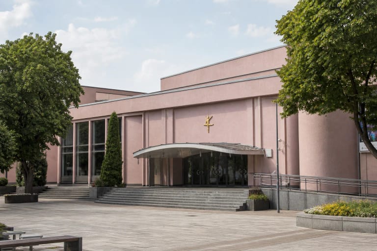 Panevėžio muzikinio teatro rausvas modernistinis fasadas ir įėjimas Nepriklausomybės aikštėje
