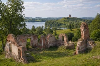 Краснокирпичные руины усадьбы Павандене у озера Глудас в Варняйском региональном парке