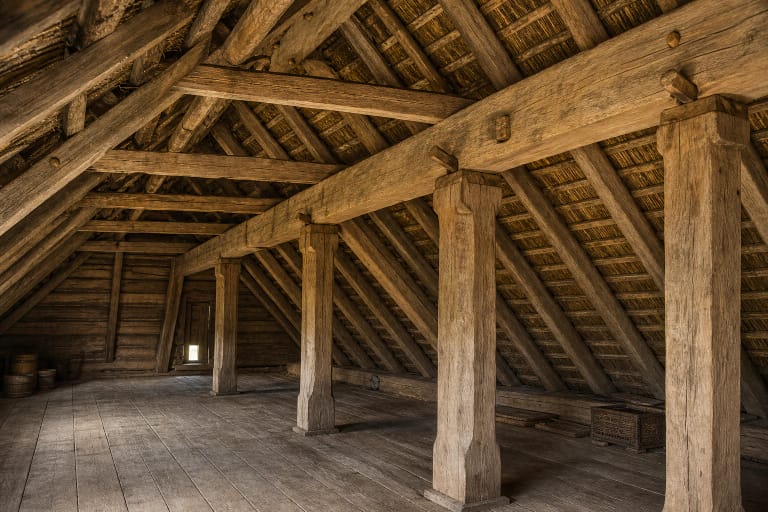 A kluonas with pėdinė roof structure, ground-set pėdžios, permetės, ožiukas, and a high hipped roof
