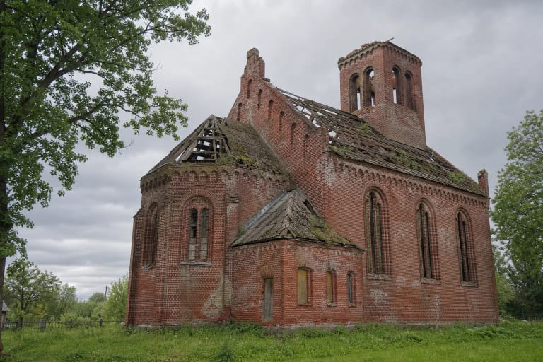 Apgriauta raudonų plytų Plaškių evangelikų liuteronų bažnyčia