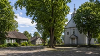 Platelių miestelio aikštė su medine bažnyčia ir Žemaitijos nacionalinio parko žaluma