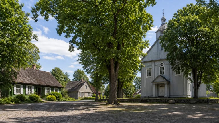 Platelių miestelio aikštė su medine bažnyčia ir Žemaitijos nacionalinio parko žaluma