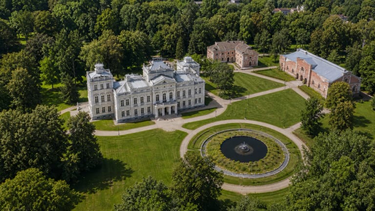Plungės Oginskių dvaro neorenesansiniai rūmai, parko veja, žiedinis parteris ir dvaro ansamblio pastatai iš viršaus