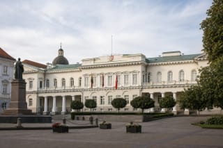Фасад Президентуры на площади С. Дауканто в Старом городе Вильнюса