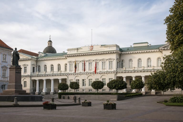 Prezidentūros rūmų fasadas S. Daukanto aikštėje Vilniaus senamiestyje