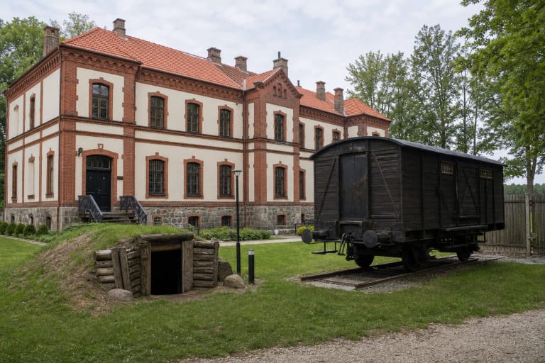 Laisvės kovų ir tremties istorijos muziejus Priekulėje su tremties vagonu kieme