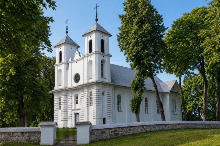 Balta Punios bažnyčia su dviem kvadratiniais bokštais, apvaliu vitražu ir akmens mūro šventoriaus tvora