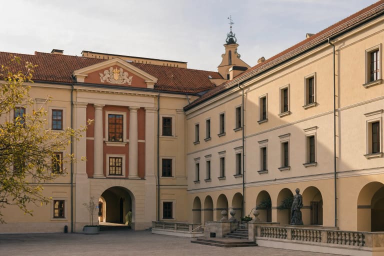 Radvilų rūmų dailės muziejaus kiemas ir istoriniai rūmų korpusai Vilniaus gatvėje