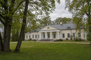 Raguvėlės dvaro klasicistiniai rūmai su kolonomis ir parkas prie Juostos upės