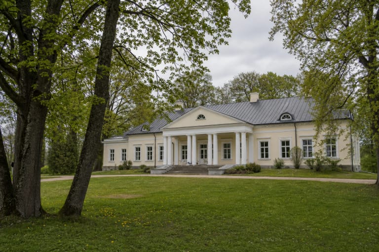 Raguvėlės dvaro klasicistiniai rūmai su kolonomis ir parkas prie Juostos upės