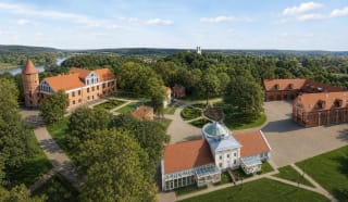 Raudondvario dvaro ansamblis su raudonų plytų rūmais, bokštu, oranžerija ir parku