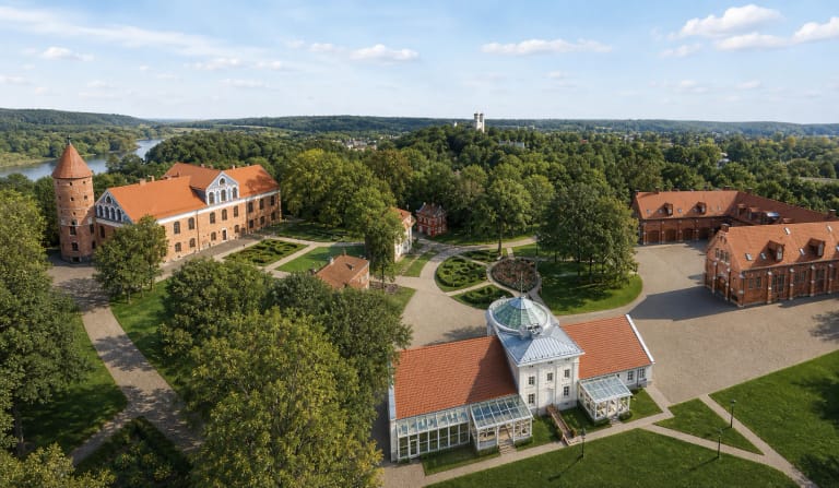 Raudondvario dvaro ansamblis su raudonų plytų rūmais, bokštu, oranžerija ir parku