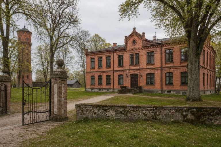 Rietavo Oginskių kultūros istorijos muziejaus raudonų plytų pastatas ir dvaro parko aplinka