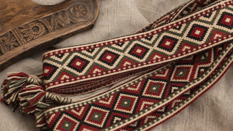 Rhombus and little eyes in a Lithuanian woven sash pattern
