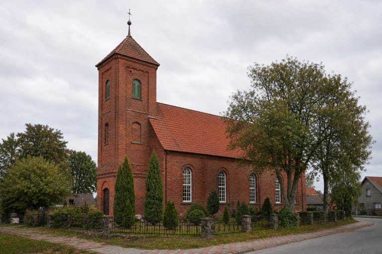 Rusnės raudonų plytų evangelikų liuteronų bažnyčia su bokštu Pamario miestelio aplinkoje