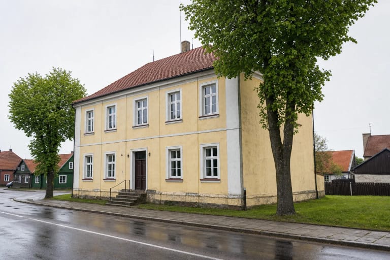 Šviesiai geltonas dviejų aukštų Rusnės kultūros centro pastatas Neringos gatvėje