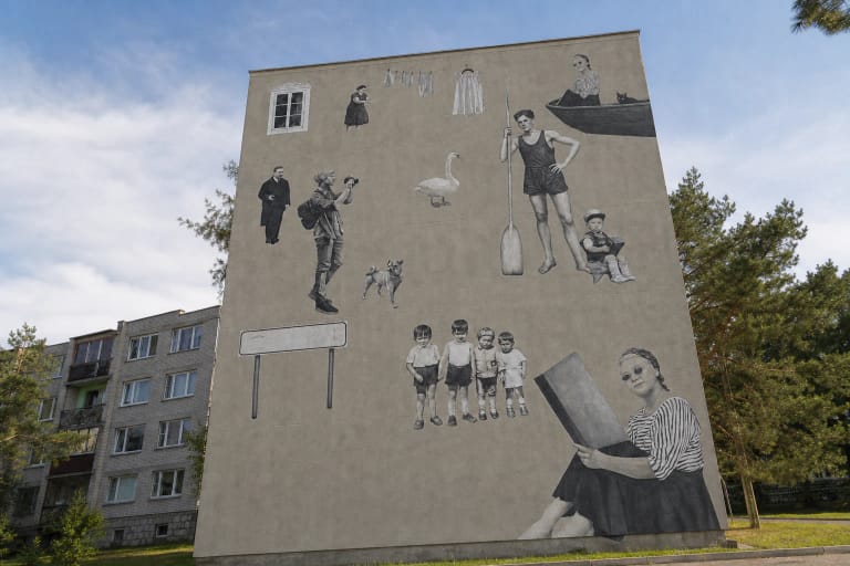 Pilkų tonų sienos piešinys „Šančių laikai“ ant daugiabučio Kranto alėjoje, su irkluotoju, fotografu, gulbe ir Šančių gyventojais