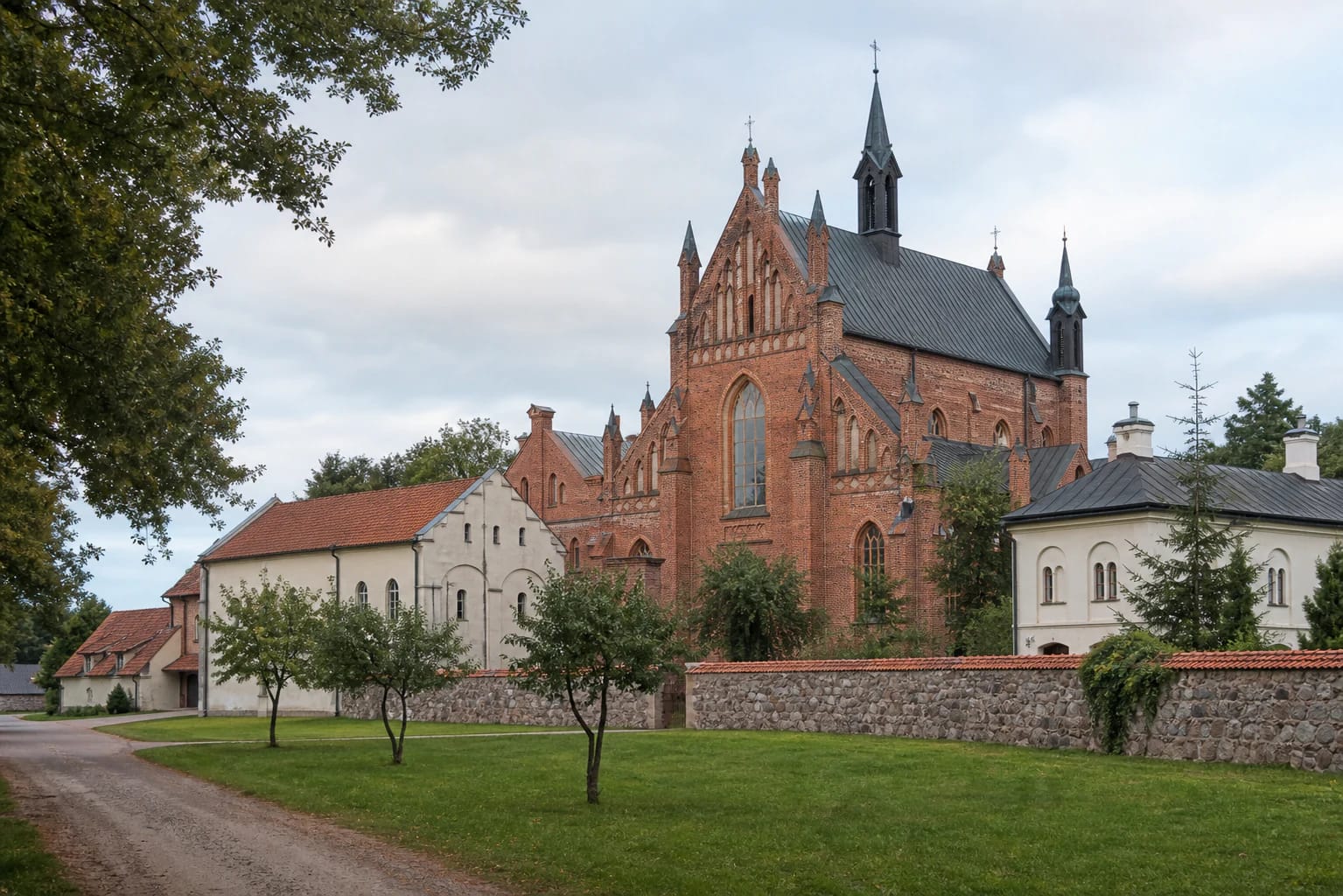 Senųjų Trakų neogotikinė bažnyčia su bokšteliais ant buvusios pilies vietos