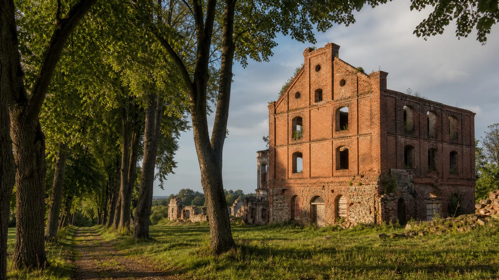 Šereitlaukio dvaro sodybos raudonplyčiai pastatai ir sena medžių alėja Rambyno regioniniame parke
