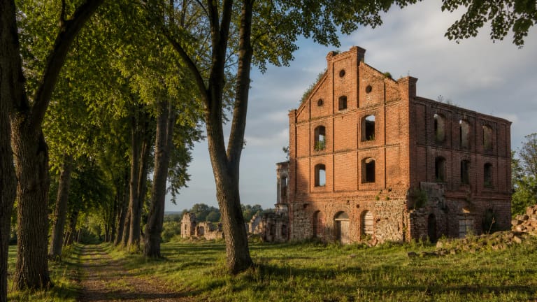Šereitlaukio dvaro sodybos raudonplyčiai pastatai ir sena medžių alėja Rambyno regioniniame parke