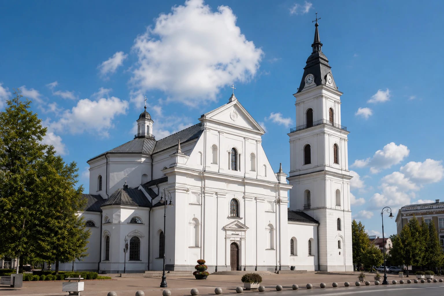 Šiaulių Šv. apaštalų Petro ir Pauliaus katedros baltas fasadas ir aukštas bokštas miesto centre