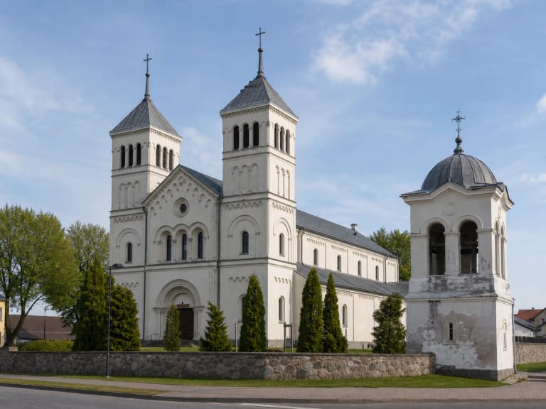 Skuodo Švč. Trejybės bažnyčios dvibokštis fasadas ir šventorius