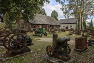 Тракторы и двигатели в музее старинной техники в Смалининкае, Юрбаркасский район