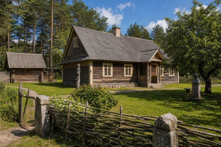 Subartonių Vinco Krėvės-Mickevičiaus memorialinio muziejaus sodyba Dzūkijos kaimo kraštovaizdyje