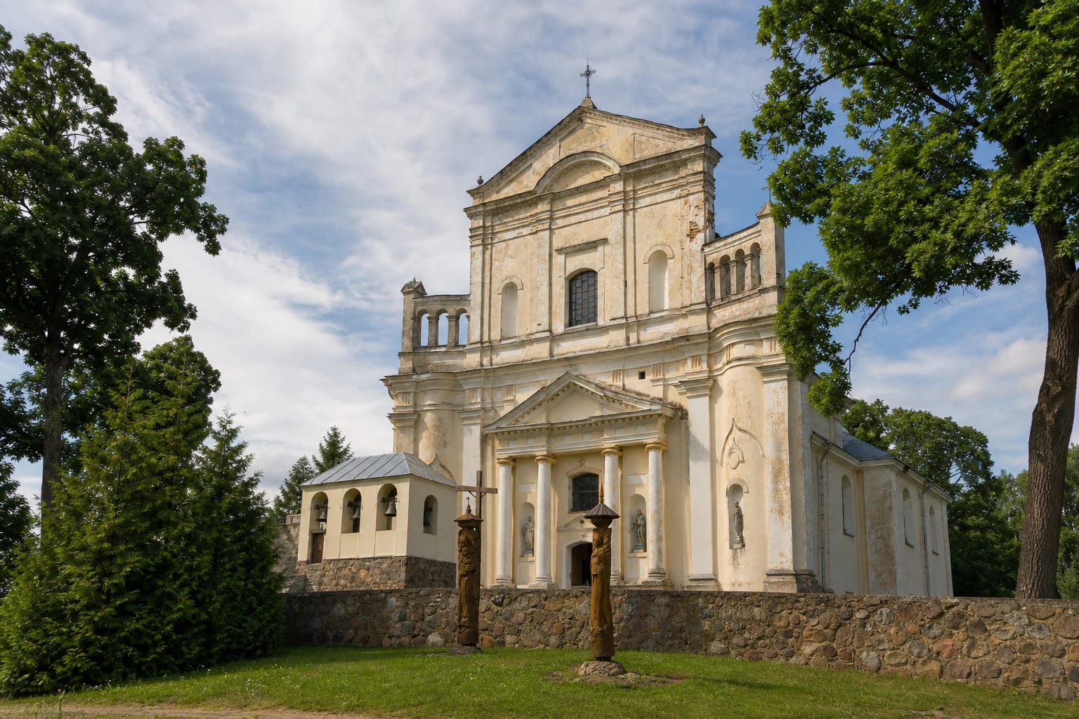 Šviesi Šumsko Šv. arkangelo Mykolo bažnyčia su vėlyvojo baroko fasadu, belfriu ir akmenų tvora