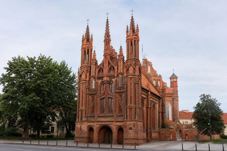 Šv. Onos bažnyčios raudonų plytų gotikinis fasadas Vilniaus senamiestyje