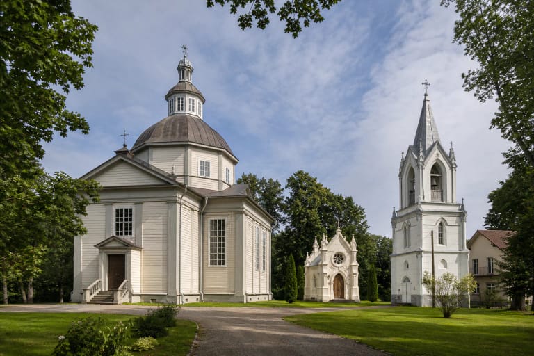 Svėdasų Šv. arkangelo Mykolo medinė bažnyčia, neogotikinė varpinė ir Marikonių koplyčia žaliame šventoriuje