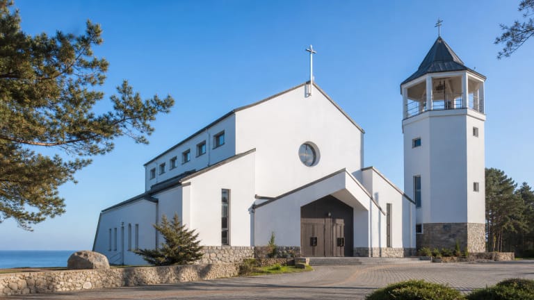 Šventosios Jūrų Žvaigždės bažnyčia su aukštu bokštu ir pajūrio šviesa