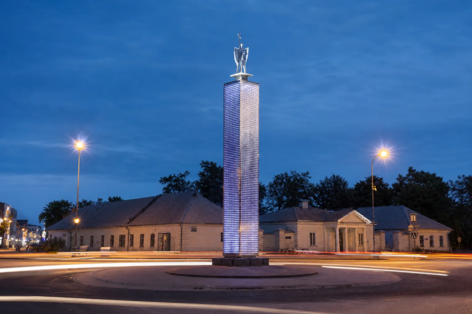 Ažūrinis nerūdijančio plieno Šviesos bokštas su miesto sergėtoju Jonu Jonavos žiede mėlynąją valandą